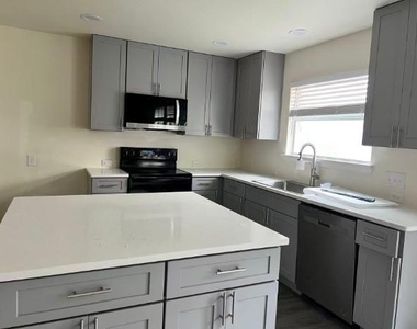9221 Goldenview Drive - Photo Thumbnail 4