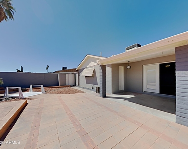 11823 N 49th Drive - Photo Thumbnail 2