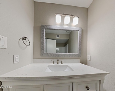 11823 N 49th Drive - Photo Thumbnail 9
