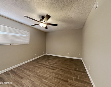 11823 N 49th Drive - Photo Thumbnail 6