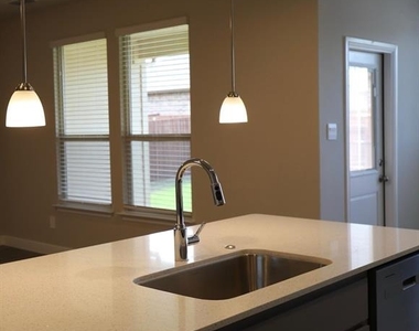 15529 Leaside Drive - Photo Thumbnail 4