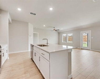 704 Summerberry Drive - Photo Thumbnail 4