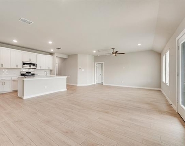704 Summerberry Drive - Photo Thumbnail 6