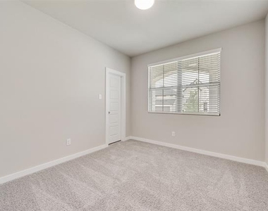 704 Summerberry Drive - Photo Thumbnail 16
