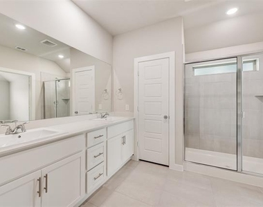 704 Summerberry Drive - Photo Thumbnail 10