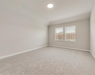 704 Summerberry Drive - Photo Thumbnail 9