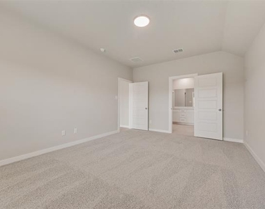 704 Summerberry Drive - Photo Thumbnail 8