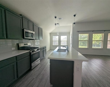 1740 Alamandine Avenue - Photo Thumbnail 5