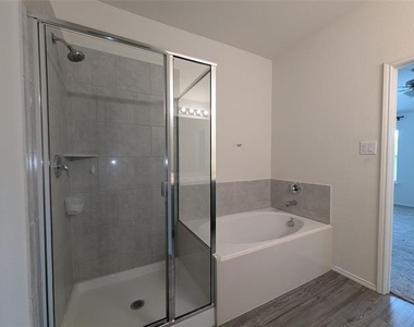 1740 Alamandine Avenue - Photo Thumbnail 10