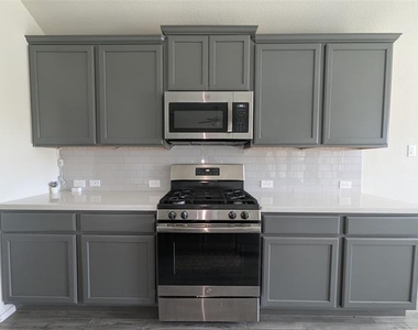 1740 Alamandine Avenue - Photo Thumbnail 4