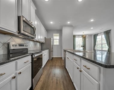 2817 Bellflower Drive - Photo Thumbnail 4