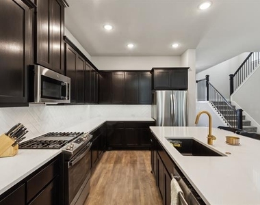 2121 Tolleson Drive - Photo Thumbnail 7