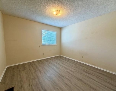 1301 Lovell Drive - Photo Thumbnail 5