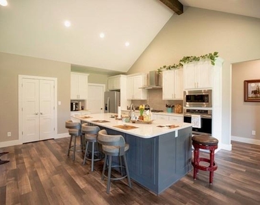 176 Lakeview Circle - Photo Thumbnail 6