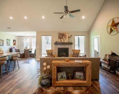 176 Lakeview Circle - Photo Thumbnail 4