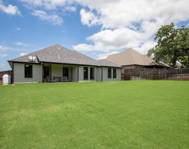176 Lakeview Circle - Photo Thumbnail 1