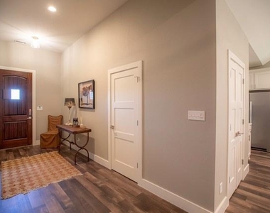 176 Lakeview Circle - Photo Thumbnail 18