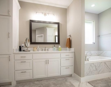 176 Lakeview Circle - Photo Thumbnail 13