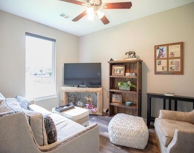 176 Lakeview Circle - Photo Thumbnail 17
