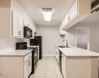 2524 W Glenrosa Avenue - Photo Thumbnail 2
