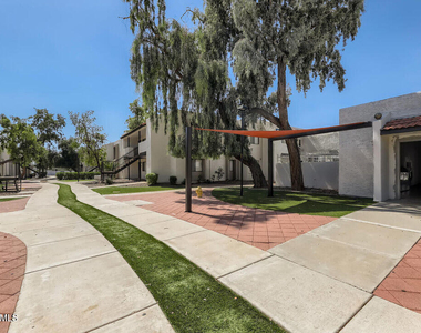 2524 W Glenrosa Avenue - Photo Thumbnail 7