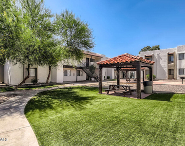 2524 W Glenrosa Avenue - Photo Thumbnail 5