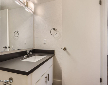2524 W Glenrosa Avenue - Photo Thumbnail 3