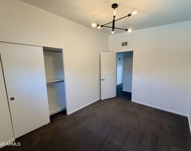 3702 E Paradise Drive - Photo Thumbnail 13