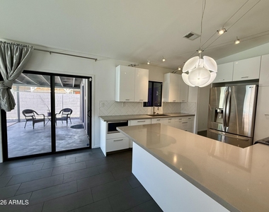3702 E Paradise Drive - Photo Thumbnail 5