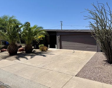 3702 E Paradise Drive - Photo Thumbnail 3
