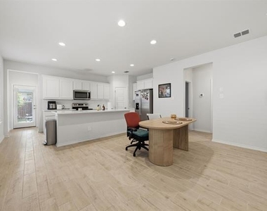 3211 Bedstraw Lane - Photo Thumbnail 7