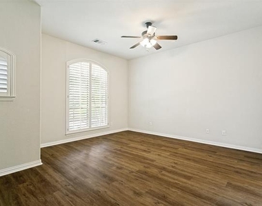 1148 Amy Drive - Photo Thumbnail 2