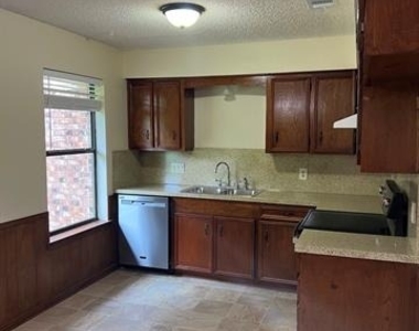 404 Renfro Street - Photo Thumbnail 2