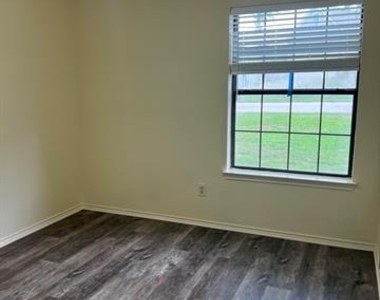 404 Renfro Street - Photo Thumbnail 8