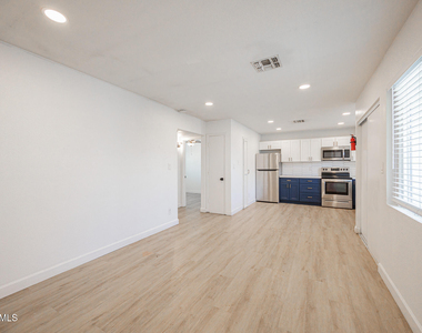 719 N 12th Avenue - Photo Thumbnail 4