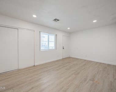 719 N 12th Avenue - Photo Thumbnail 6