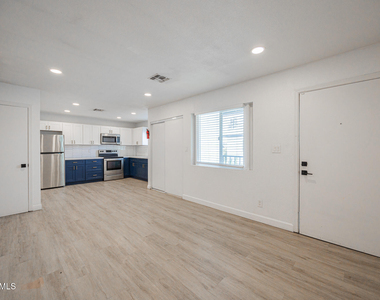 719 N 12th Avenue - Photo Thumbnail 3