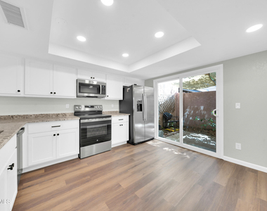 2845 E Tracy Lane - Photo Thumbnail 6