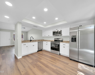 2845 E Tracy Lane - Photo Thumbnail 7