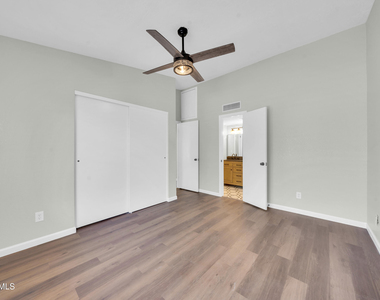 2845 E Tracy Lane - Photo Thumbnail 8
