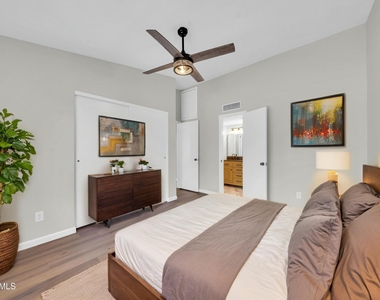 2845 E Tracy Lane - Photo Thumbnail 9