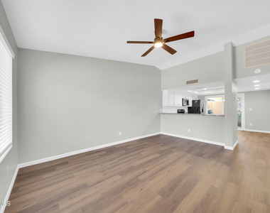 2845 E Tracy Lane - Photo Thumbnail 2