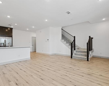 517 Parkside Drive - Photo Thumbnail 8