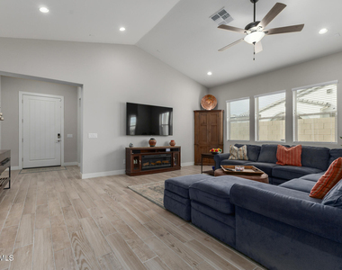 11531 N Jerome Street - Photo Thumbnail 4