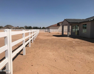 10512 W Appaloosa Trail - Photo Thumbnail 22