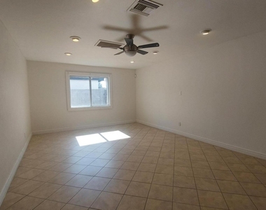 2448 W Freeway Lane - Photo Thumbnail 5