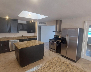 2448 W Freeway Lane - Photo Thumbnail 8