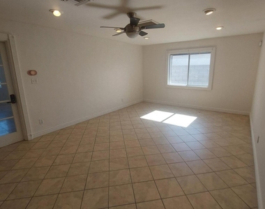 2448 W Freeway Lane - Photo Thumbnail 6
