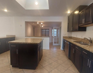2448 W Freeway Lane - Photo Thumbnail 10