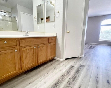 16200 W Moreland Street - Photo Thumbnail 12